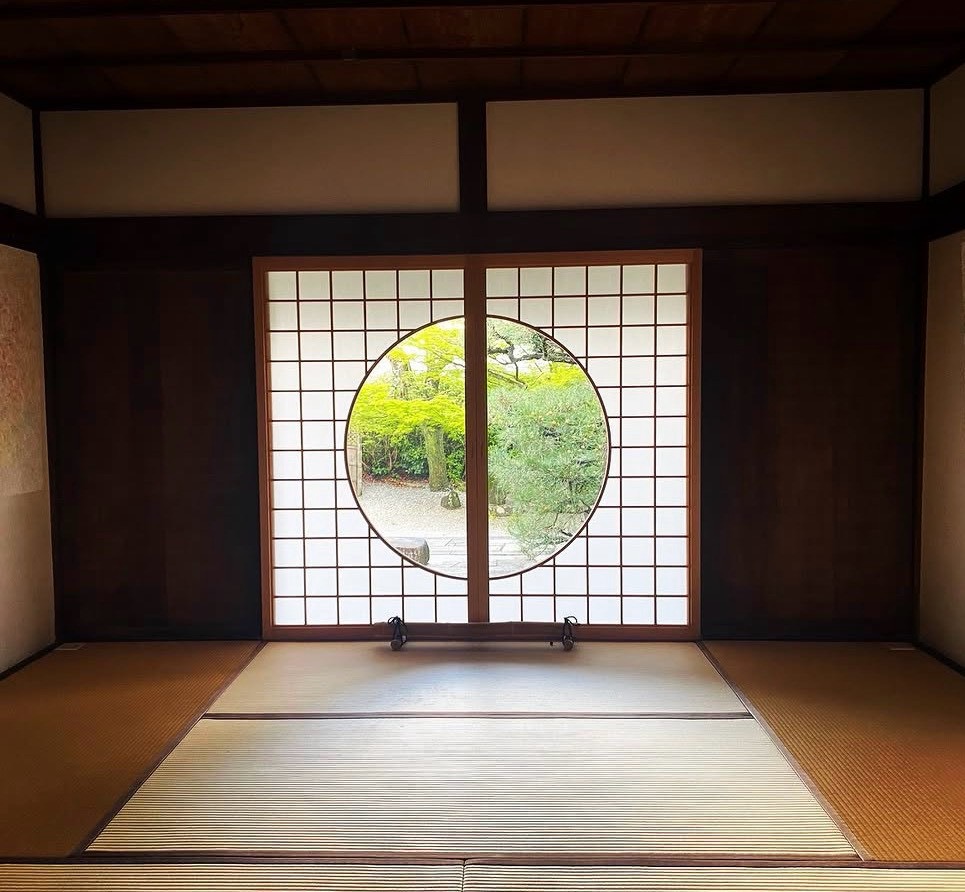 光明院 丸窓の間