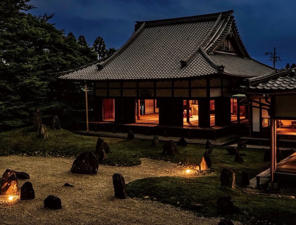 夜の光明院 本堂と枯山水